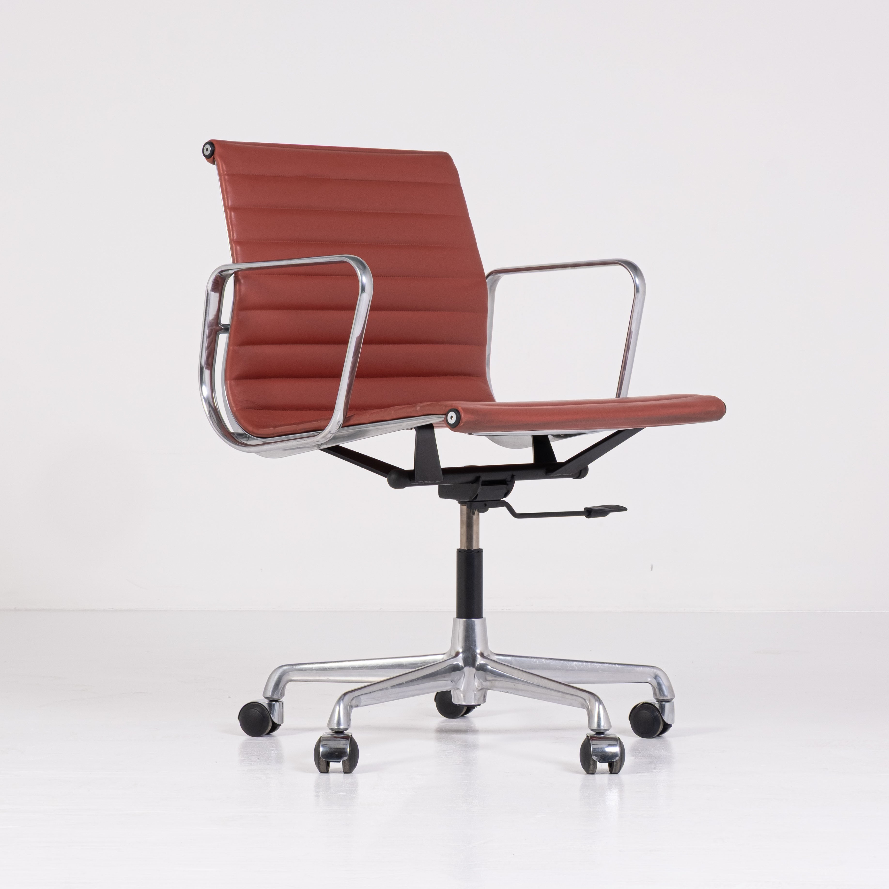 Fauteuil de bureau EA 117 – Charles & Ray Eames pour ICF