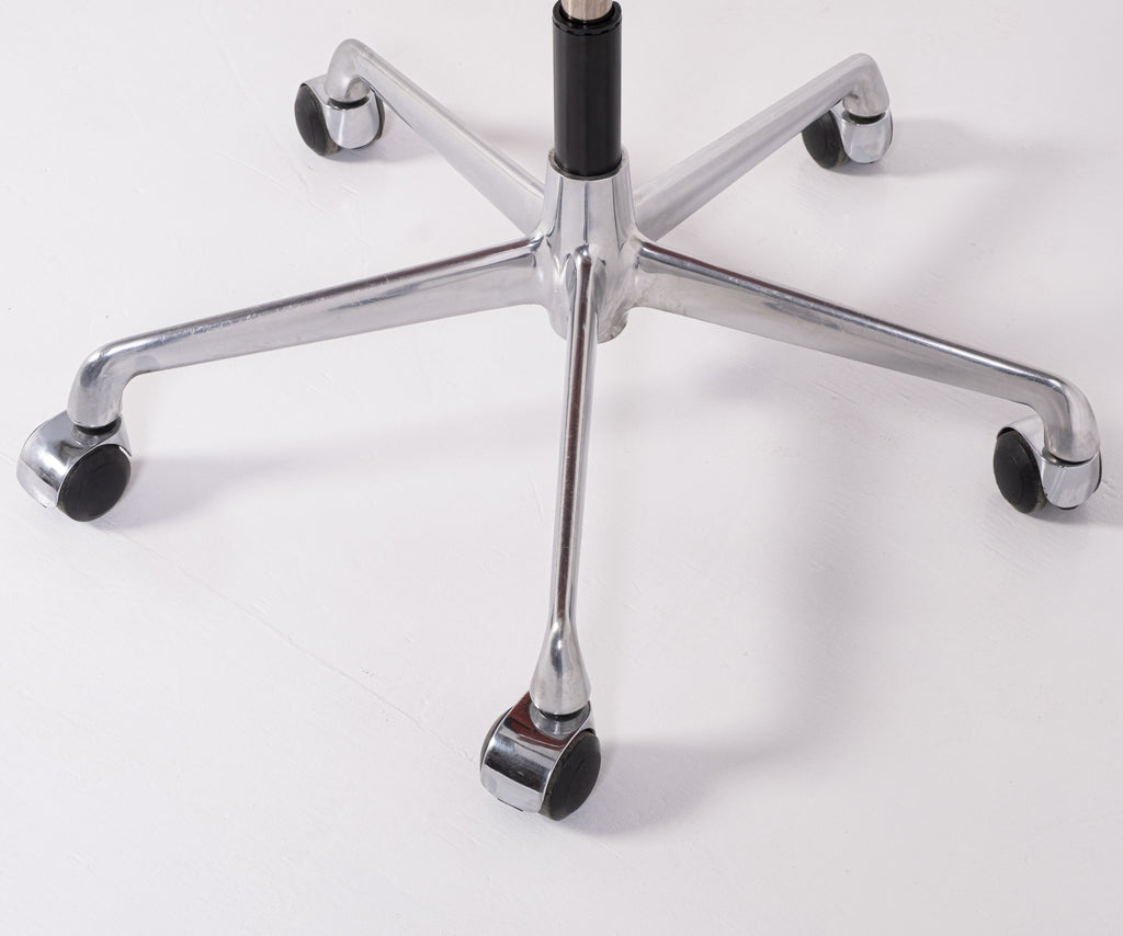 Fauteuil de bureau EA 117 – Charles & Ray Eames pour ICF