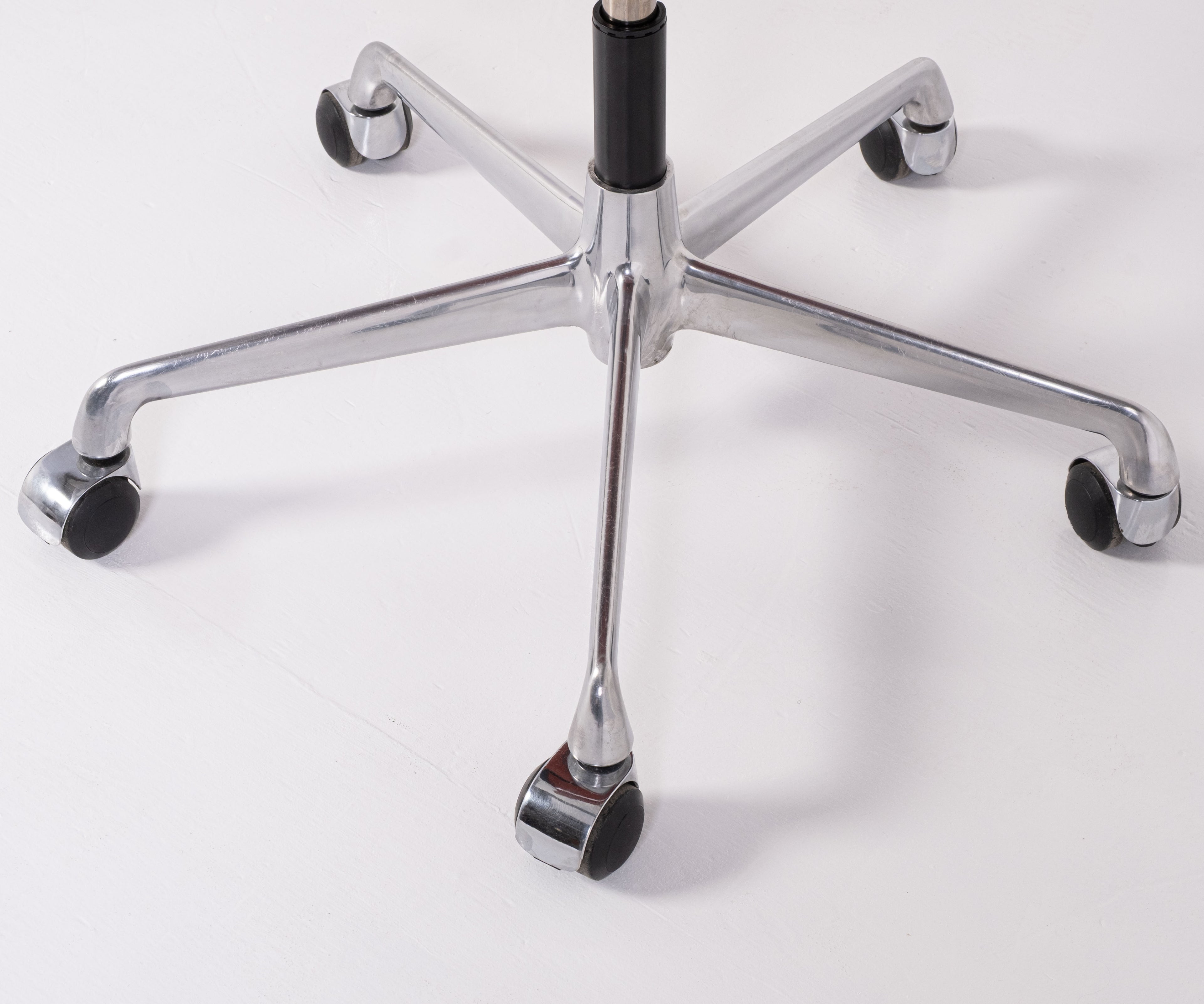 Fauteuil de bureau EA 117 – Charles & Ray Eames pour ICF