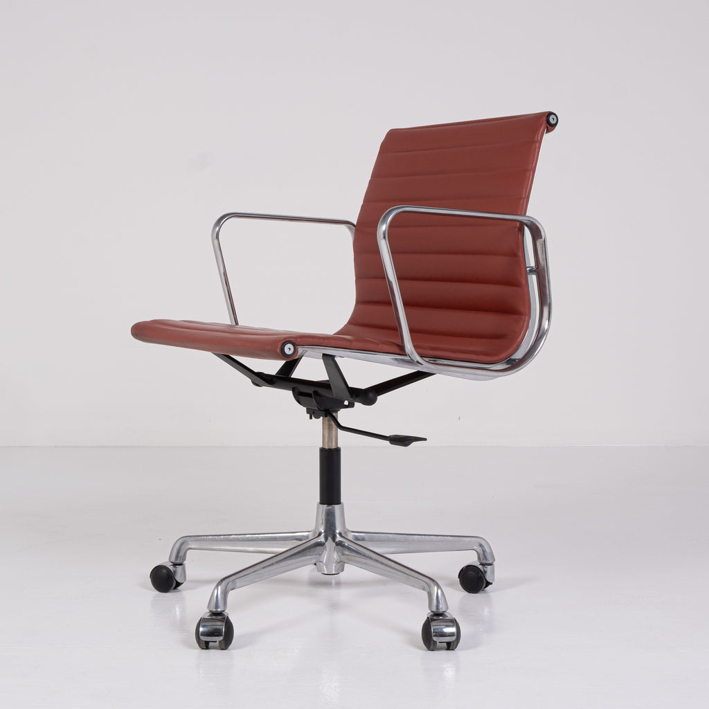 Fauteuil de bureau EA 117 – Charles & Ray Eames pour ICF