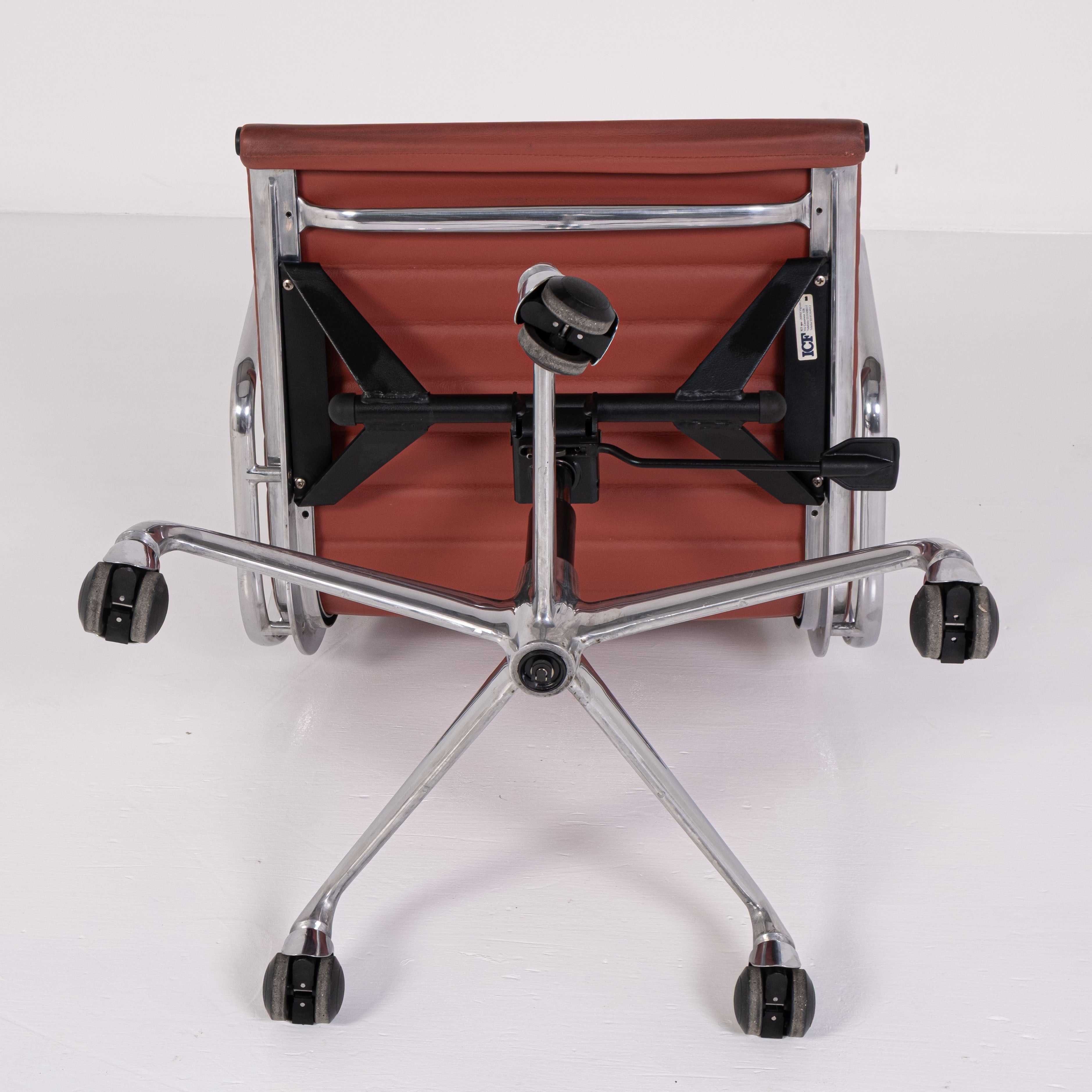 Fauteuil de bureau EA 117 – Charles & Ray Eames pour ICF