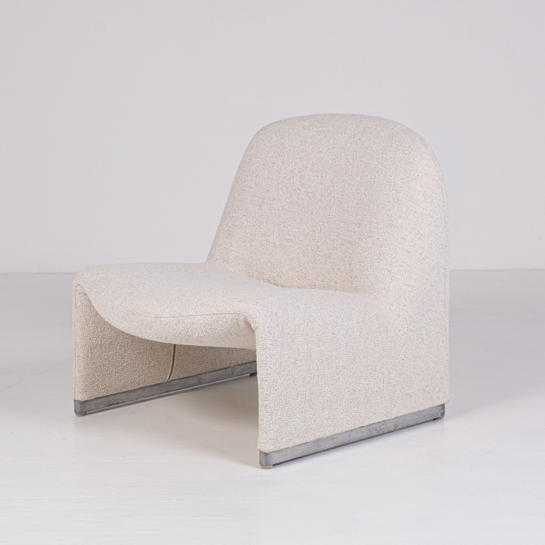 Poltrona Alky in tessuto bianco di Giancarlo Piretti (anni '70)